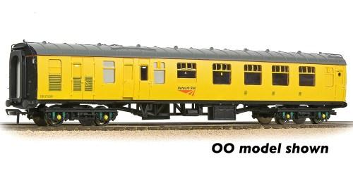 374-089-Hornby-BR Mk1 BCK Brake Composite Corridor Network Rail Yellow